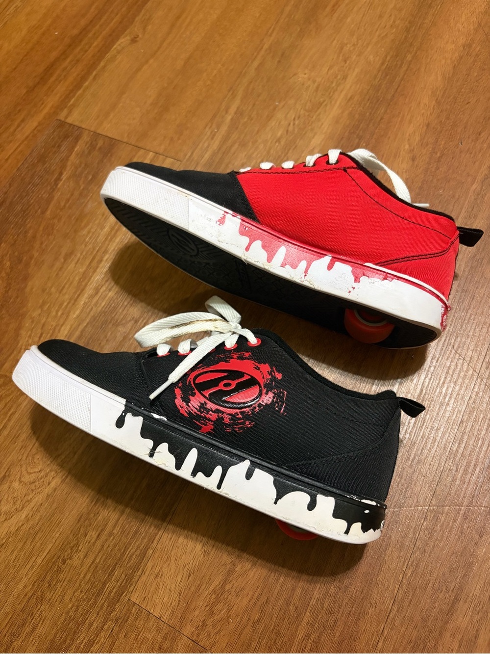 Heelys Black & Red Canvas Sneaker Roller Skates Drip Design Size 6 Big Boys
